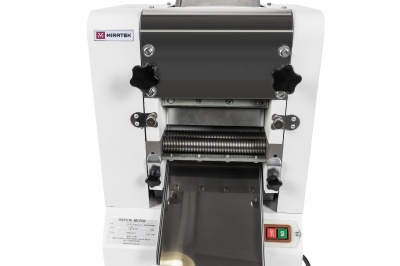 Лапшерезательная тестораскаточная машина для крутого теста Miratek KX-35 (эмаль, передн. ручки) - внешний вид оборудования